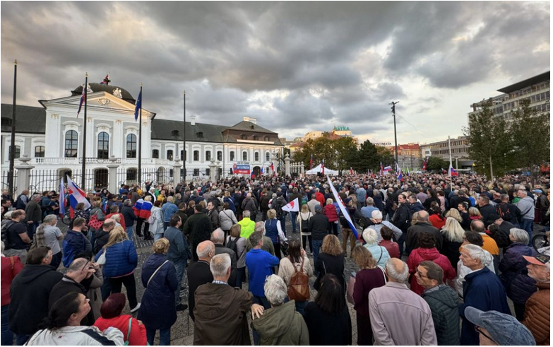 Pred Prezidentským palácom sa konal protest na podporu nominácie poslanca SNS Rudolfa Huliaka (video)