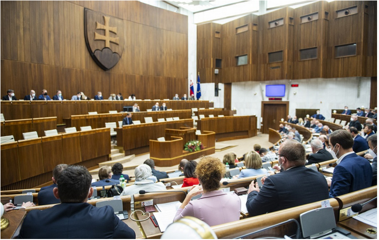 Ak by sa voľby do Národnej rady SR konali na začiatku septembra, vyhrala by ich strana Smer-SD so ziskom 22 percent hlasov. Do parlamentu by sa dostalo šesť strán, resp. hnutí. Vyplýva to z prieskumu NMS Market Research Slovakia pre denník Sme.  Na druhom mieste skončilo PS, ktoré by volilo 18,1 percenta opýtaných, treťou najpreferovanejšou stranou v prieskume bol Hlas-SD, získal 11,4 percenta hlasov.  Nasleduje hnutie Republika, ktorému by dalo hlas 8,3 percenta respondentov, a SNS so 7,3 percenta. Do parlamentu by sa dostalo aj hnutie Sme rodina, ktoré by volilo 5,8 percenta.  Mandáty v zákonodarnom zbore by nezískala koalícia OĽANO a priatelia, Kresťanská únia, Za ľudí, ktorú by volilo 6,1 percenta opýtaných, ako koalícia však na vstup do parlamentu potrebuje najmenej sedem percent. Do Národnej rady by sa nedostali ani KDH (4,7 percenta), SaS (4,2 percenta), Demokrati (3,8 percenta) či Aliancia (3,2 percenta).  Jedno percento hlasov by získala ĽSNS, menej ako percento voličov by dalo hlas subjektom Modrí, Most-Híd (0,9 percenta), Spravodlivosť (0,7 percenta), KSS (0,4 percenta) a Maďarské fórum (0,4 percenta hlasov).  Zber dát sa uskutočnil 5. až 10. septembra, v prieskume odpovedalo 1410 respondentov.