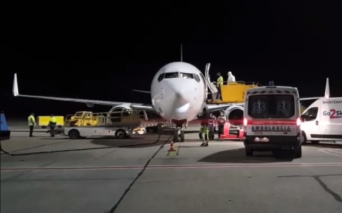 Na bratislavské letisko prileteli prví Slováci, ktorí pre koronavírus uviazli v zahraničí (video)