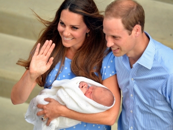 Novopečení rodičia princ William s manželkou Kate prvýkrát ukázali svetu svojho syna a zároveň tretieho následníka na britský trón.