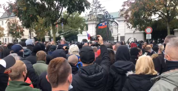 Fanúšikovia ultras protestujú pred úradom vlády, protiepidemiologických opatrení majú plné zuby (video)