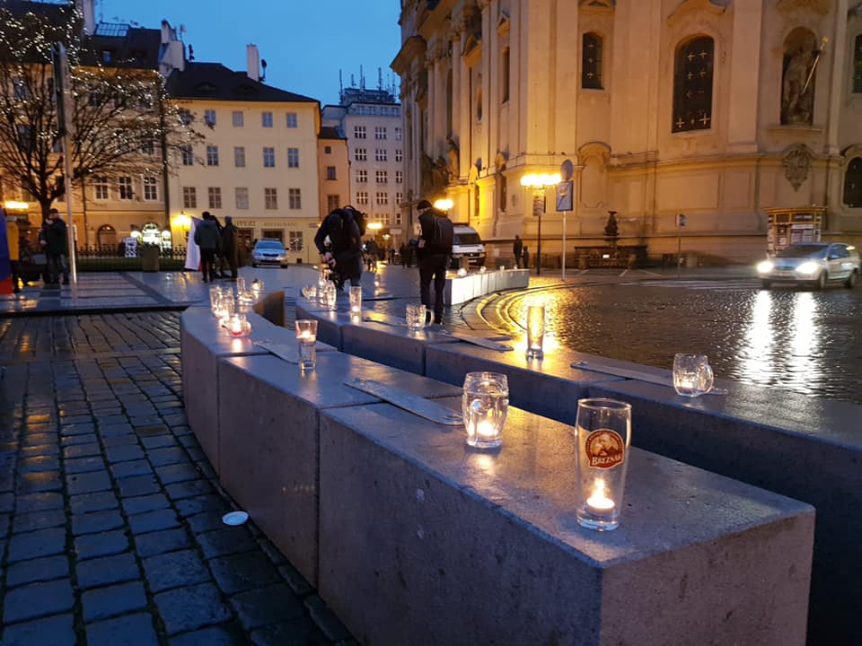 Pražania protestovali reťazou pivových pohárov so sviečkami