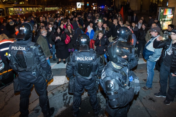 Účastníci protestného pochodu, blokády hlavného mesta s názvom SlobodnýObčan.sk, pochodujú ulicami Bratislavy. Bratislava, 22. november 2013. 