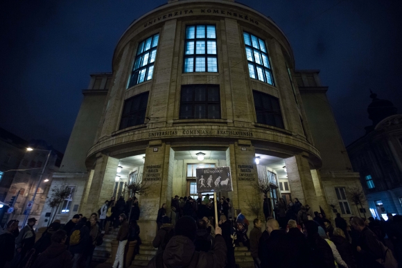 Účastníci protestného pochodu, blokády hlavného mesta s názvom SlobodnýObčan.sk, pred Právnickou fakultou UK. Bratislava, 22. november 2013. 