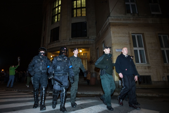 Polícia eskortuje niektorých účastníkov protestného pochodu, blokády hlavného mesta s názvom SlobodnýObčan.sk, ktorí sa pokúsili obsadiť Právnickú fakultu UK. Bratislava, 22. november 2013.