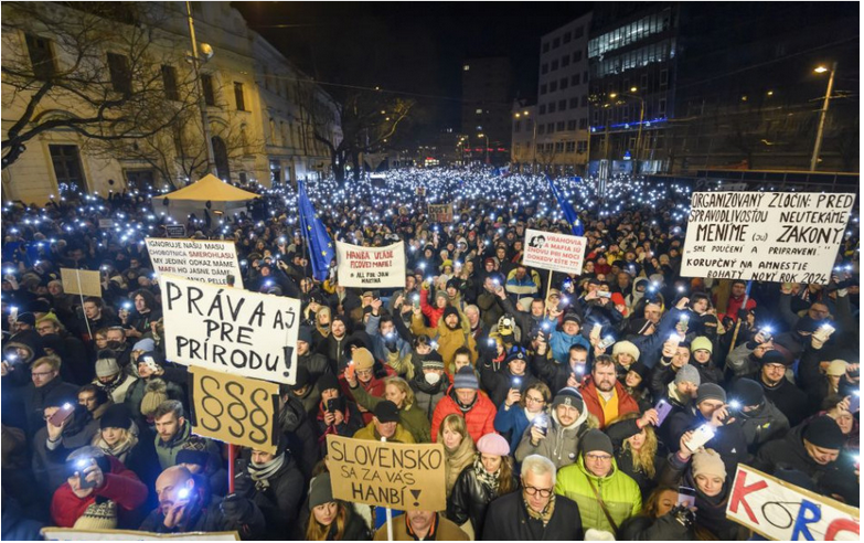 Tisíce ľudí vo viacerých mestách opäť protestujú proti krokom vlády