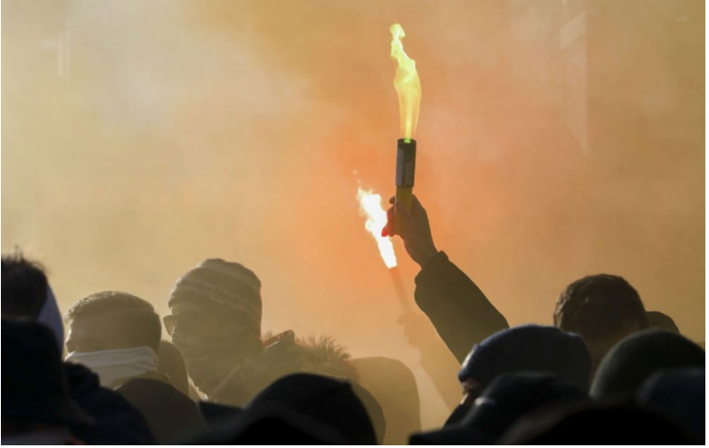 Viac ako 100.000 ľudí vo Francúzsku protestovalo proti obmedzeniam