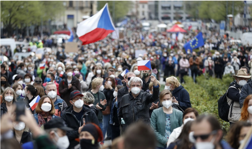 Proti Zemanovi a ruskému vplyvu demonštrovali v mestách tisíce ľudí