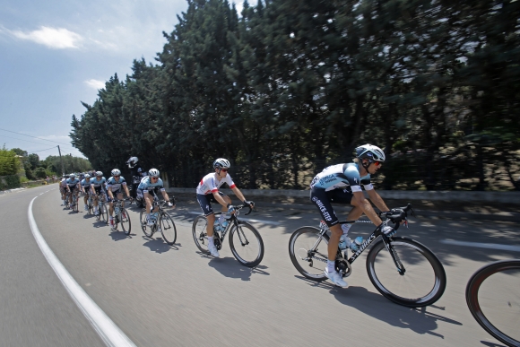 Slovenský cyklista Peter Velits (vpravo) počas prvej etapy Tour de France, ktorá merala 213 kilometrov a viedlo z Porto-Vecchia do Bastie.