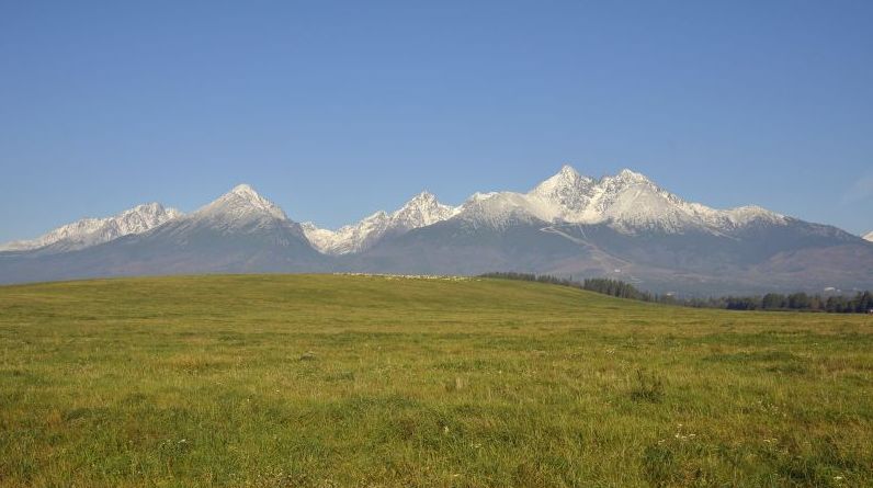 Vo Vysokých Tatrách turistov príjemne prekvapila prvá snehová nádielka. Tá prikryla nielen štíty hôr, ale aj Skalnaté pleso.