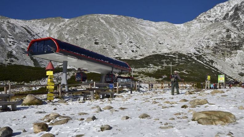 Vo Vysokých Tatrách turistov príjemne prekvapila prvá snehová nádielka. Tá prikryla nielen štíty hôr, ale aj Skalnaté pleso.