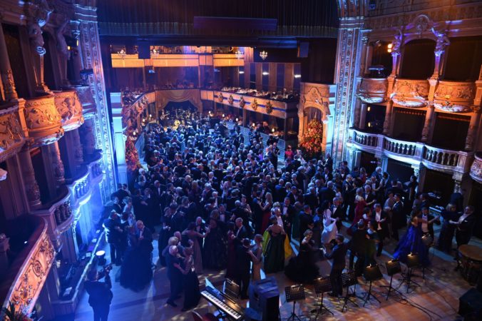 Tanečný parket 20. Plesu v opere 2020 zaplnili vzácni hostia večera, aby si spoločne zatancovali prvý valčík.Foto: Ples v opere.