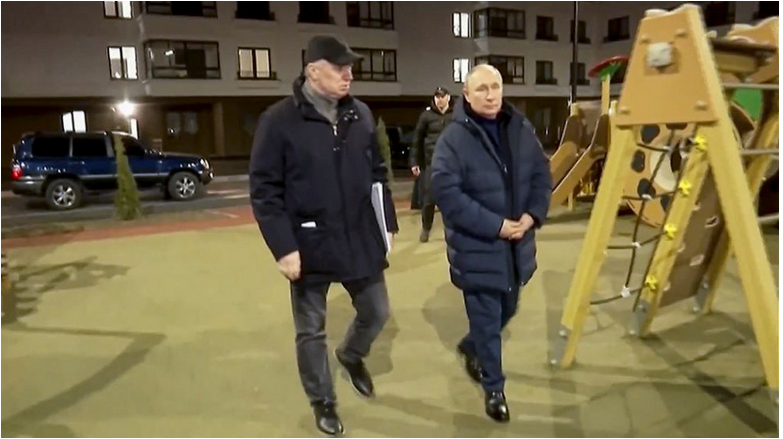Ukrajina: Putin prišiel do Mariupolu v noci, “ako sa na zlodeja patrí“