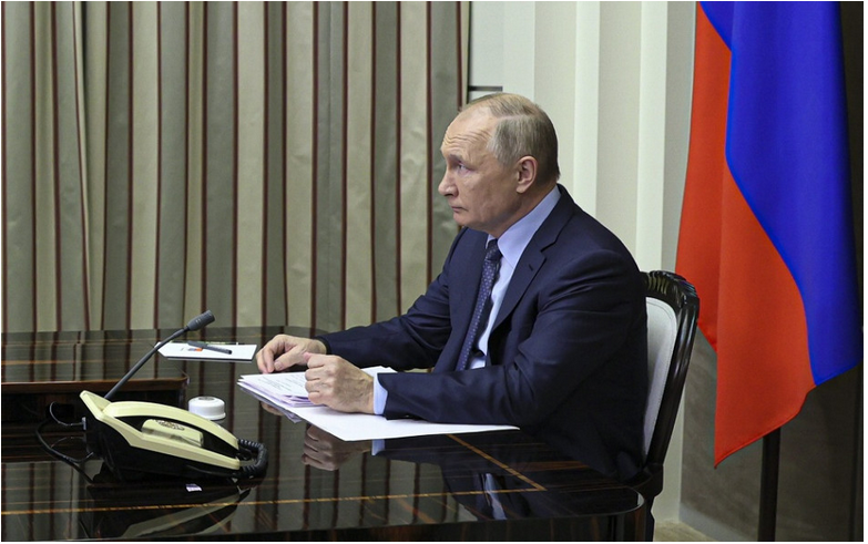 Putin v telefonáte s Macronom obvinil Kyjev z vojnových zločinov