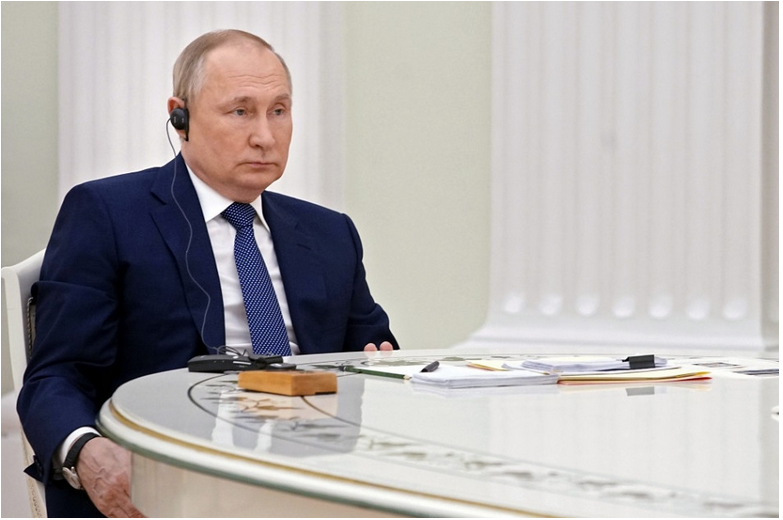 Putin držal v Kremli Macrona ďaleko od seba, odmietol totiž ruský test