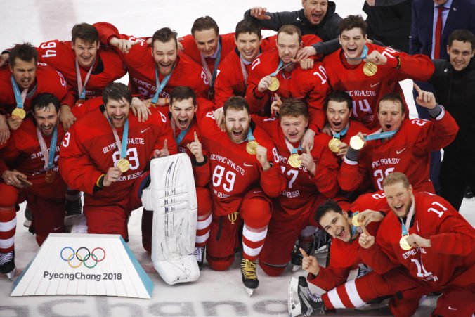 Ruskí hokejisti so zlatými medailami po finálovom zápase na ZOH 2018 v Pjongčangu, v ktorom zdolali Nemcov 4:3 po predĺžení. Pjongčang, 25. február 2018.