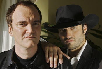 Režiséri Quentin Tarantino a Robert Rodriguez pózujú pri príležitosti uvedenia ich dvojfilmu Grindhouse, 23. marca 2007 v Los Angeles.Foto: SITA/AP