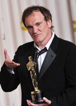 Quentin Tarantino pózuje s Oscarom, ktorého získal v kategórii Najlepší pôvodný scenár za film Divoký Django, 24. februára 2013 v Los Angeles. Foto: SITA/AP