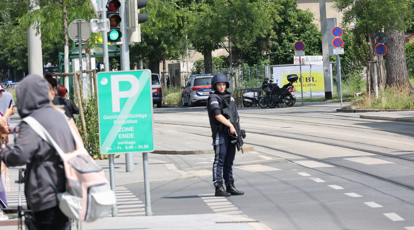 STREĽBA V ŠKOLE V RAKÚSKOM GRAZI: Hlásia najmenej päť mŕtvych