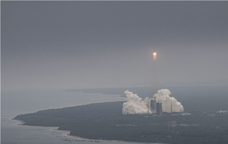 USA sledujú trajektóriu časti rakety, ktorá by sa mala zrútiť na Zem