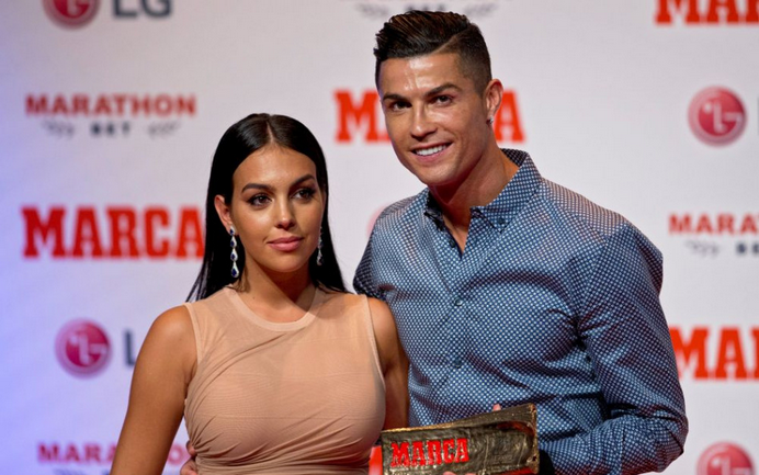 Cristiano Ronaldo sa zasnúbil s Georginou Rodriguezovou. Dvojica tvorí pár od konca roka 2016.