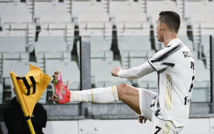 Dvojgólový Ronaldo zlomil Crotone, Buffon s rekordným zápisom