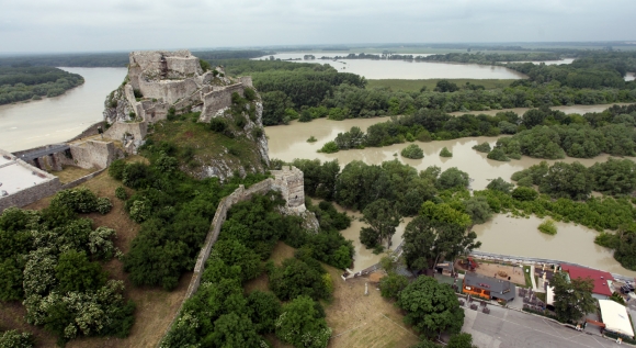 Letecký pohľad na rozvodnený Dunaj