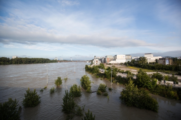 Zaplavená časť dunajského nábrežia pri nákupnom centre Eurovea. Bratislava, 6. jún 2013