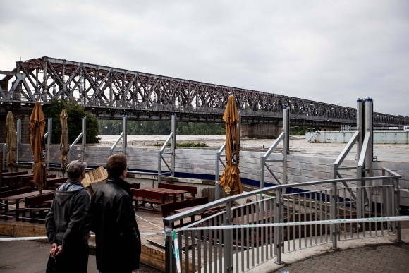 Uzatvorený Starý most. Hladina Dunaja vystúpila na viac ako 10 metrov. Bratislava, 6. jún 2013.