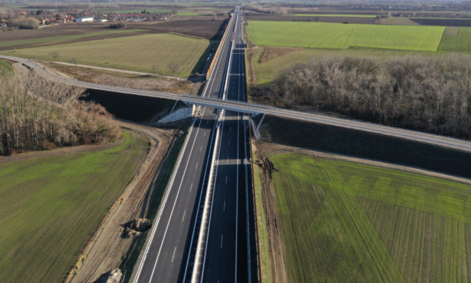 Polícia obvinila dvoch vrcholných manažérov D4R7 Construction pre výstavbu časti R7