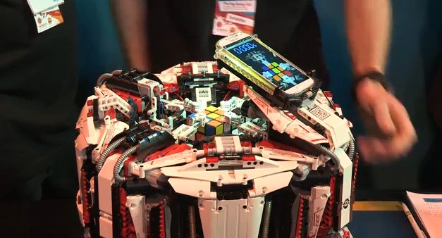 Video: Ako robot zloži Rubikovu kocku za tri sekundy