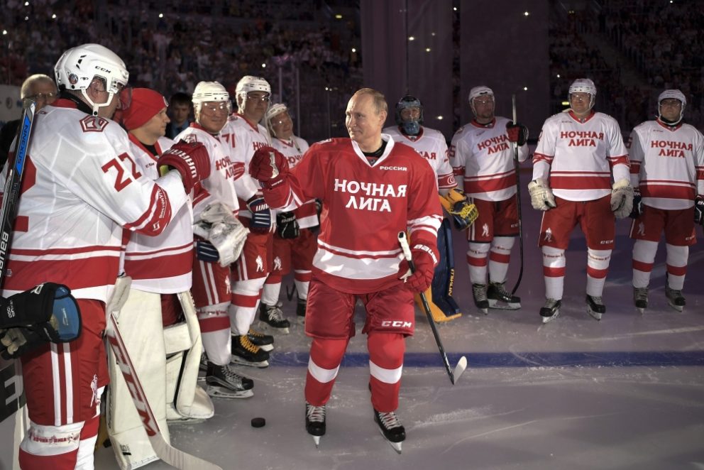 Vladimir Putin sa predstavil v exhibičnom hokejovom zápase.