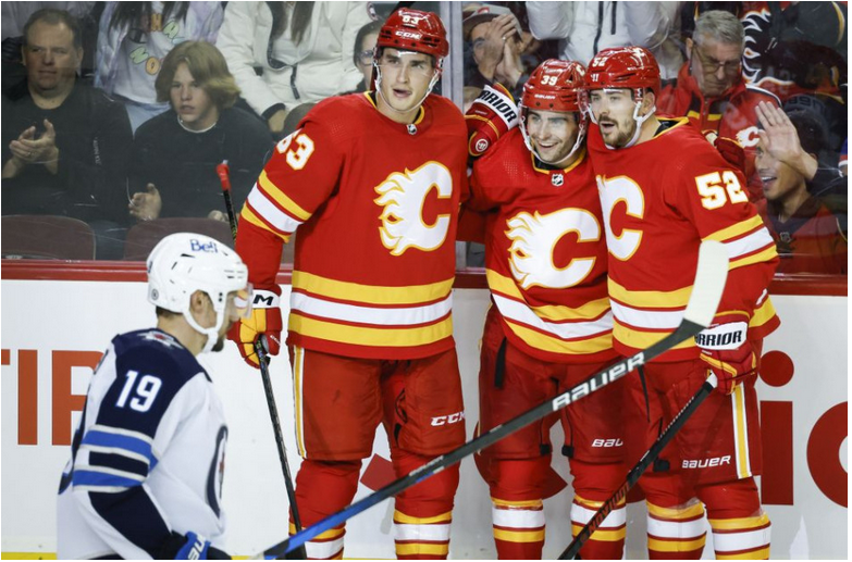 NHL: Ružička pomohol gólom k víťazstvu Calgary, Slafkovský a Nemec 0+1