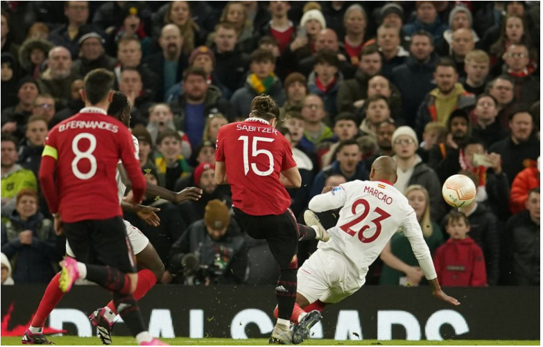 Štvrťfinále Európskej ligy: Manchester United si strelil dva vlastné a so Sevillou remizoval 2:2