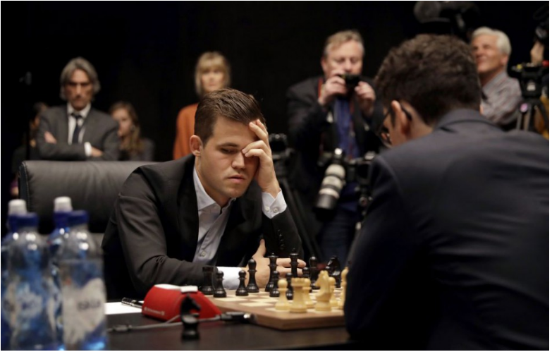 Šach: Štvrtá remíza, Carlsen v deň 31. narodenín nevyužil biele kamene