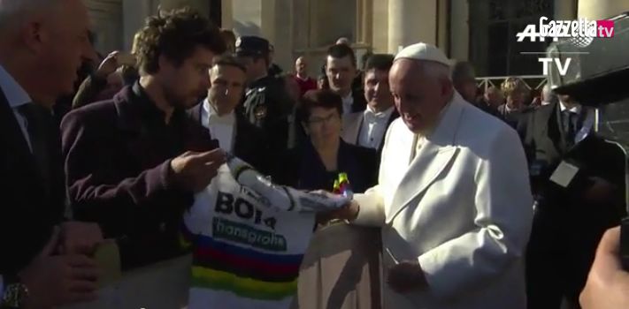 Video: SAGAN SA STRETOL S PÁPEŽOM -  Daroval mu dres a bicykel