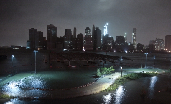 Pohľad na Manhattan počas vyčíňania Sandy.