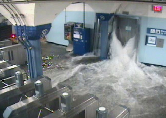 Zatopené metro v New Yorku počas vyčíňania búrky Sandy.