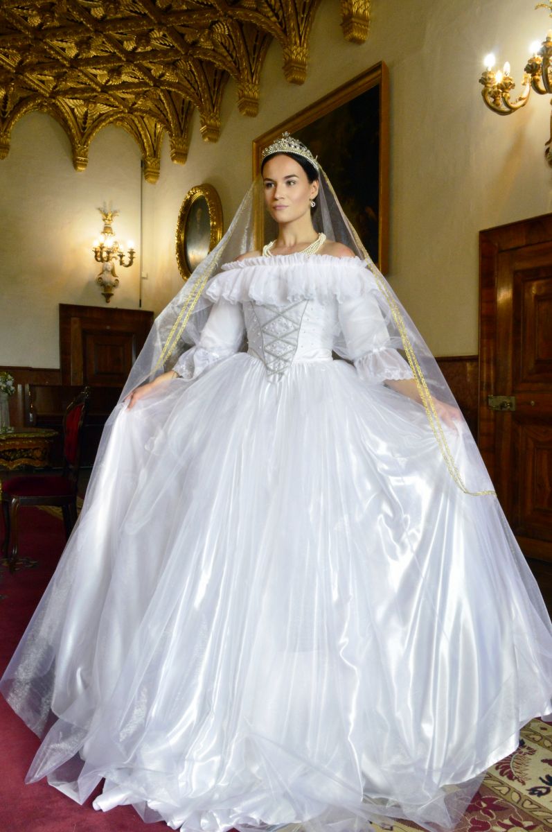 Na Bojnickom zámku pribudla replika svadobných šiat Karolíny Zay
