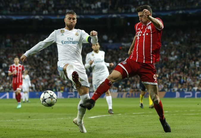  Sergio Ramos z Realu Madrid v súboji s kanonierom Bayernu Mníchov Robertom Lewandovským počas odvetného semifinálového zápasu Ligy majstrov, v ktorom sa zrodila remíza 2:2. Madrid, 1. máj 2018. Foto: SITA/AP. 
