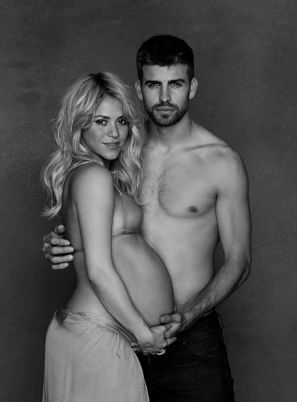 Shakira ukázala pred pôrodom bruško, vyzliekol sa aj otecko Gerard Piqué. 