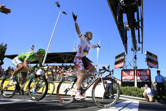 Radosť nemeckého cyklistu Andrého Greipela po šiestej etape Tour de France, v ktorej zvíťazil, keď v záverečnom špurte porazil aj Petra Sagana. Slovák finišoval na skvelom druhom mieste.