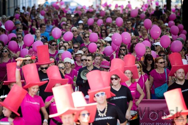 Účastníci 6. ročníka charitatívneho podujatia Avon Pochod proti rakovine prsníka.