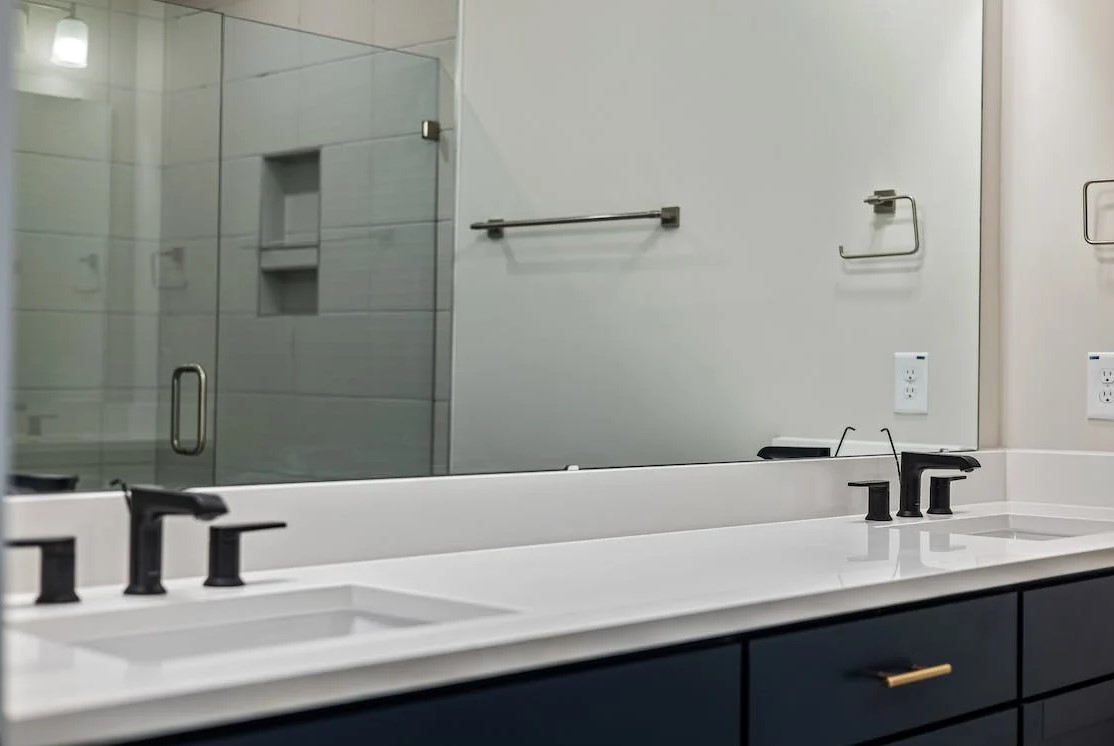 Ako pomáhajú prísavky na sklo pri prenášaní zrkadiel a komponentov sprchových kútov?