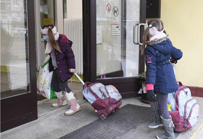 Od pondelka sa plošne otvára 1. stupeň základných škôl a škôlky