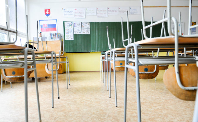 Školy a škôlky v okresoch Prievidza i Partizánske zostávajú zatvorené, v oblasti je rozšírený koronavírus