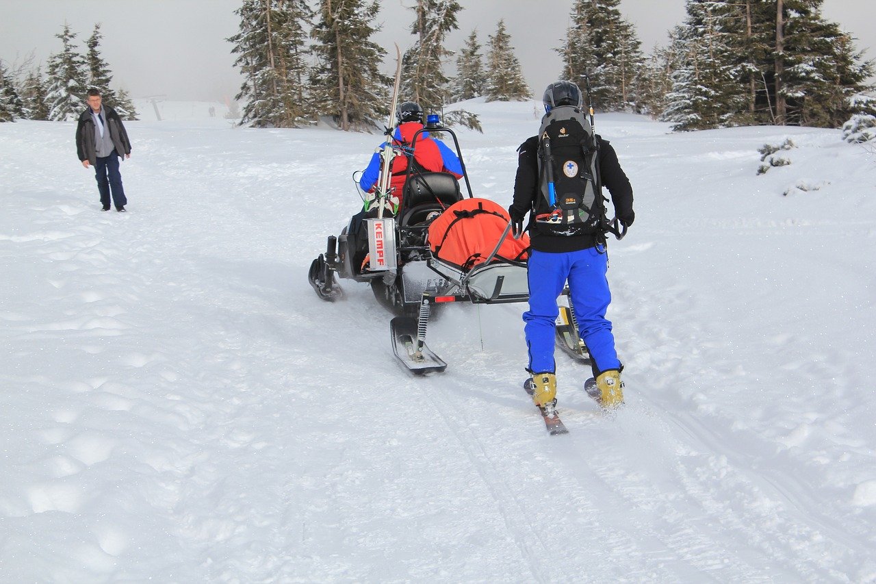 Snežný skúter narazil na Chopku do skialpinistu, ktorý utrpel vážne zranenia.
