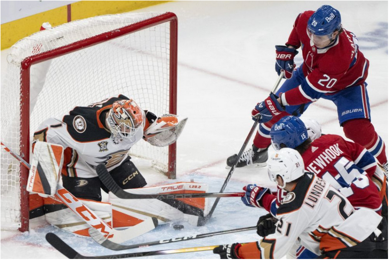 NHL: Slafkovský mal premiérovo tri body, Černák si otvoril strelecký účet (video)