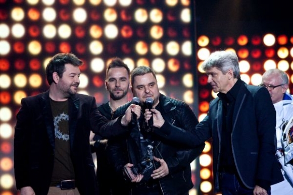 Víťazom kategórie Absolútny Slávik 2012 sa stala skupina Desmod. V pozadí v pravo stojí prezidentov dvojník.