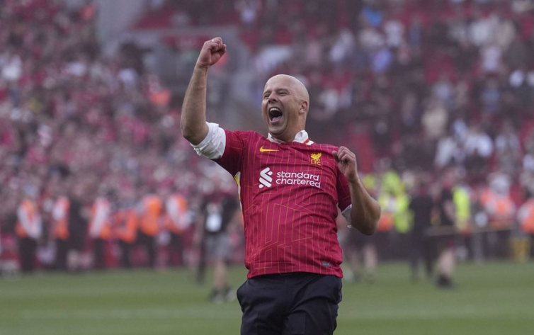 Video: 20. titul FC Liverpool v Premier League: Slot počas osláv rozospieval Anfield, poďakoval predchodcovi Kloppovi